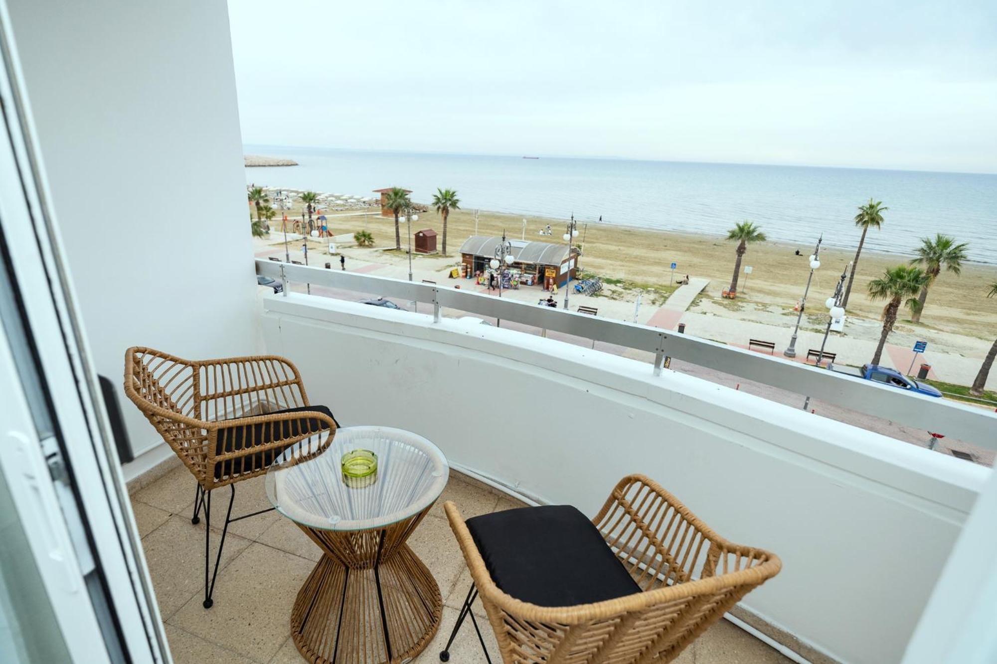Lazuli Sea View Beachfront Ap 21 ラルナカ エクステリア 写真